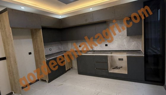 Ağrı Merkez de Gazi Mahallesinde Stadyum Yanın da Satılık 3+1 Daire Kapalı Otoparklı 2 Asansörlü Dış Cephe Montalamalı 4. Ara Katta İ